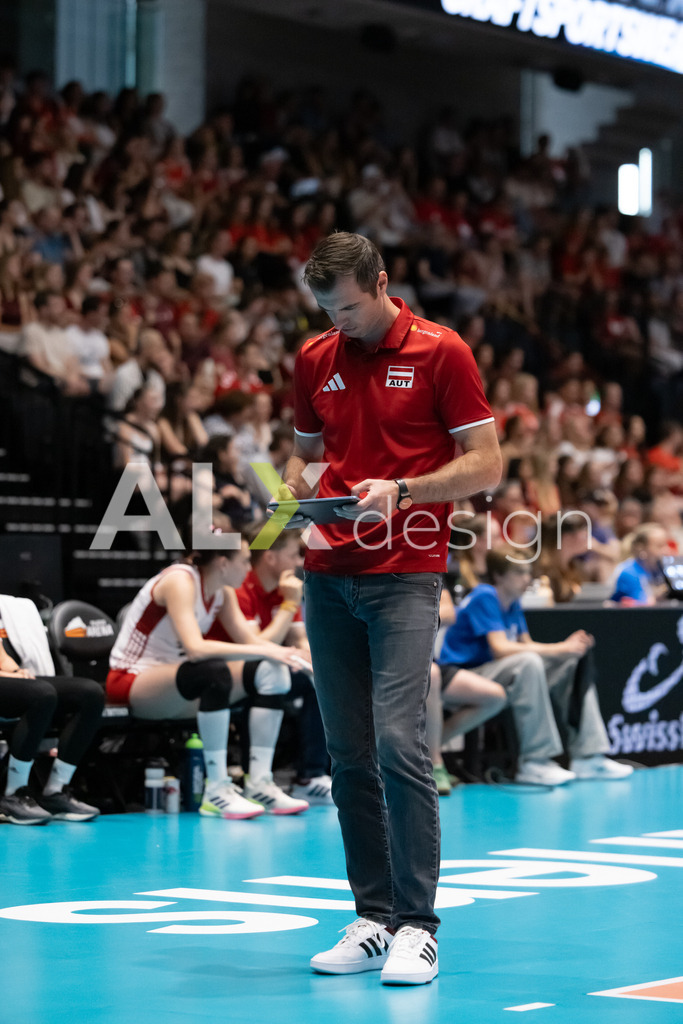 Austria v Switzerland - CEV European League Women | KRIENS, SWITZERLAND - JUNE 14: ROLAND SCHWAB Headcoach of Austria during the CEV European League match between Austria and Switzerland at Pilatus Arena on June 14, 2026 in Kriens, Switzerland. - Realisiert mit Pictrs.com
