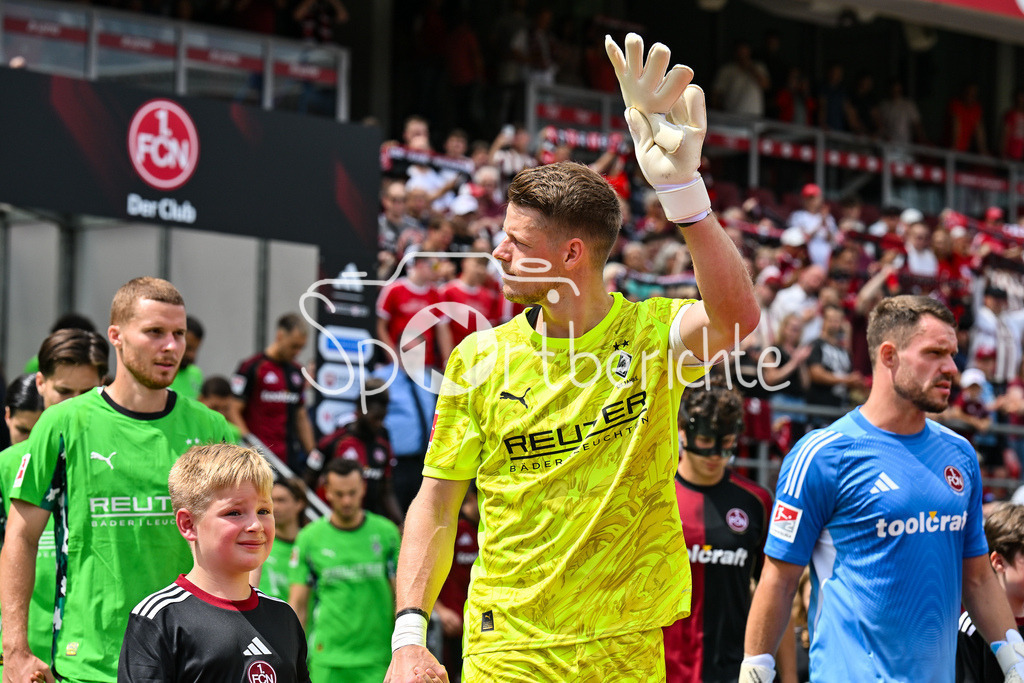 1. FC Nürnberg - Borussia Mönchengladbach | Jonas OMLIN (Borussia Moenchengladbach 1) winkt beim Einlaufen ins Publikum / Testspiel: 1. FC Nuernberg - Borussia Mönchengladbach, Max-Morlock Stadion am 26.07.2025 / DFL REGULATIONS PROHIBIT ANY USE OF PHOTOGRAPHS AS IMAGE SEQUENCES AND/OR QUASI-VIDEO