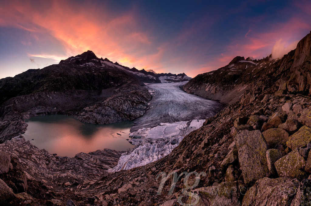 dramatic colored clouds at sunset over Rhoneglacier | Die ideale Geschenkidee für Naturliebhaber. Naturbilder von Marcel Gross Photography für ihr Zuhause in den verschiedensten Formaten und Materialien. - Realisiert mit Pictrs.com