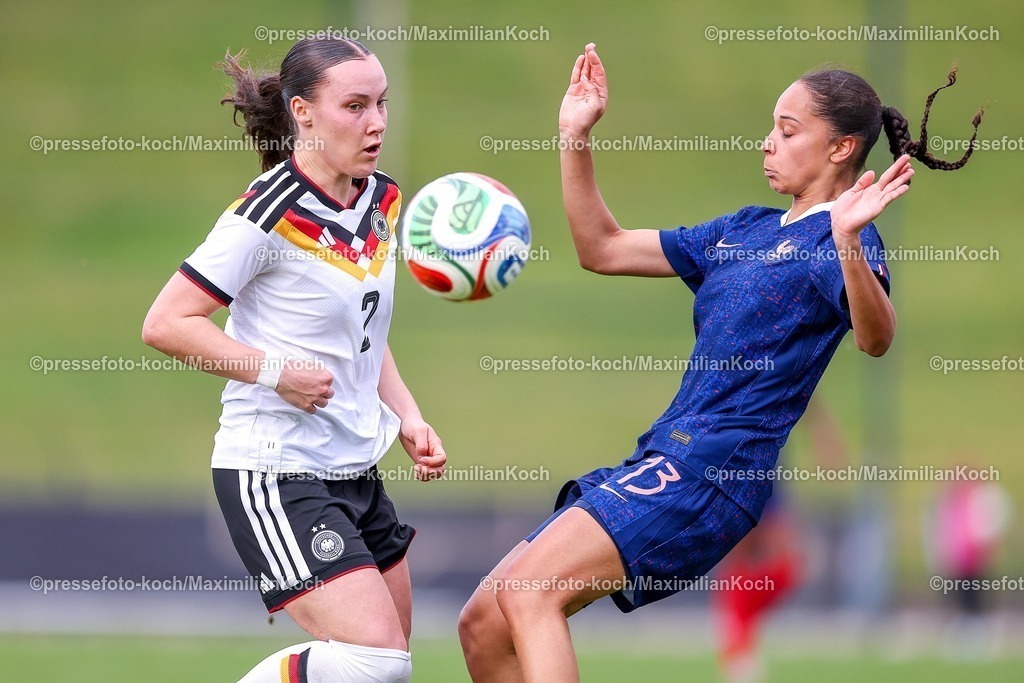DFB16042601028 | 16.04.2026, Essen, Fußball, UEFA Womens UNDER 19 Championship qualification, Germany - France, Stadion Uhlenkrug, Saison 2025 / 2026: Felicia Sophie Sträßer (Deutschland U19 #02) im Zweikampf gegen  Noemie Fatier (Frankreich U19 #13)  DFB regulations prohibit any use of photographs as image sequences and or quasi-video.