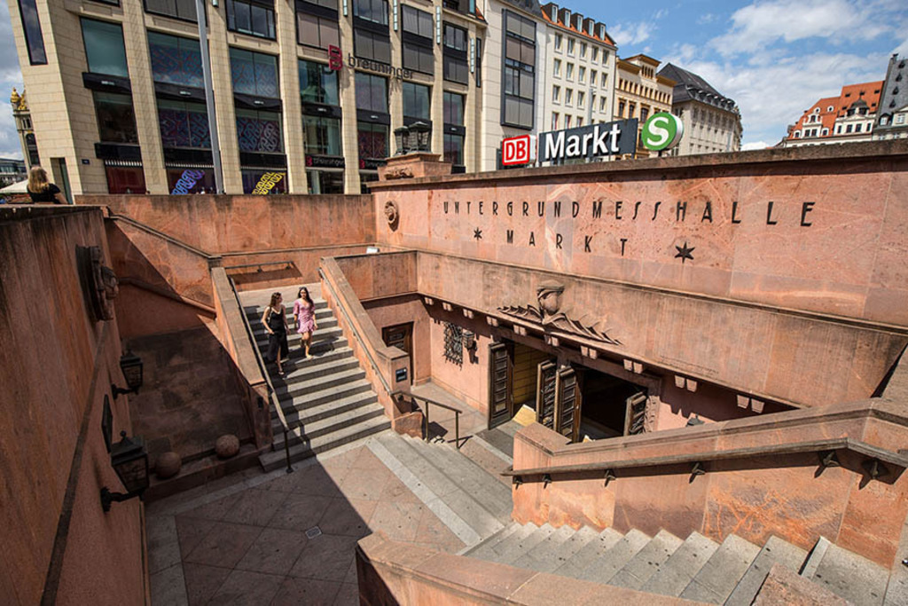 Foto: Leipzig - Untergrundmessehaus - Eingang zur City Tunnel Station Leipzig Markt | Das Team hinter BILDLEXIKON LEIPZIG bündelt historische wie aktuelle Informationen über die Stadt Leipzig in Text und Bild auf einer Plattform und stellt diese der interessierten Öffentlichkeit zur Verfügung.