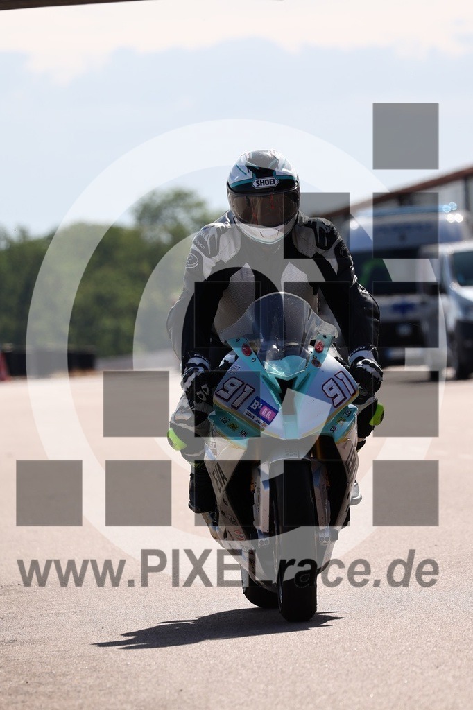 0091-20260606_03248 | Schöne Erinnerungen an spannende Momente - das festzuhalten ist unser Job. PIXELrace.de ist seit 2003 auf den Rennstrecken Europas unterwegs um die Action draußen beim Fahren und die wunderbare Stimmung imm Fahrerlager für euch einzufangen.