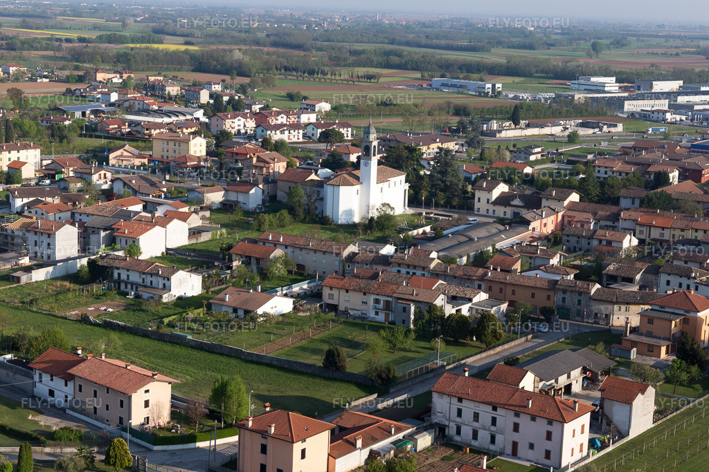 Vue aérienne: Vue de la ville à Carpacco dans le département Frioul-Vénétie Julienne, Italie. Photo: IMG_098910.jpg prise le 08/04/2017 par Werner Riehm/FLY-FOTO.eu – Résolution de l'original: 5472 x 3648 px