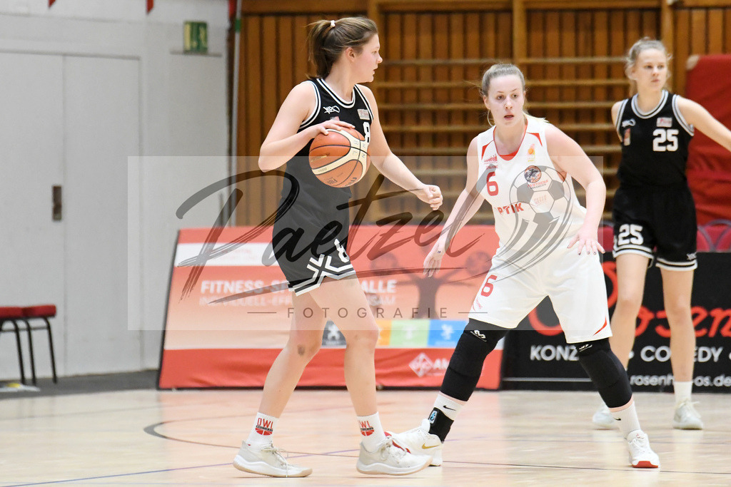20200126_OSCTGN_0007 | Basketball, Juniorinnen: Jana Schnelle (TG Neuss Junior Tigers) und Tessa Strompen (OSC Junior Panthers) im Zweikampf beim Spiel der WNBL zwischen OSC Junior Panthers vs. TG Neuss Junior Tigers am 26.01.2020 im Panthers Dome in Osnabrück, Deutschland.(Foto von Nico Paetzel) - Realisiert mit Pictrs.com