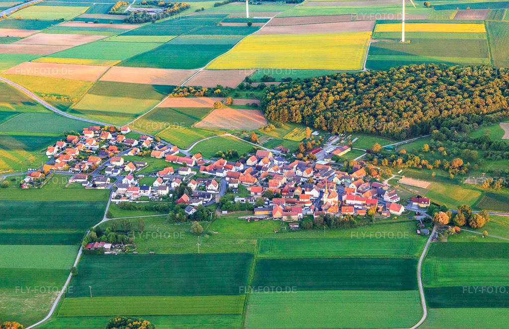 Luftbild: Dorf - Ansicht aus Norden im Ortsteil Kaisten in Wasserlosen im Bundesland Bayern in Deutschland. Foto: IMG_099939.jpg vom 25.05.2017 durch Werner Riehm/FLY-FOTO.de