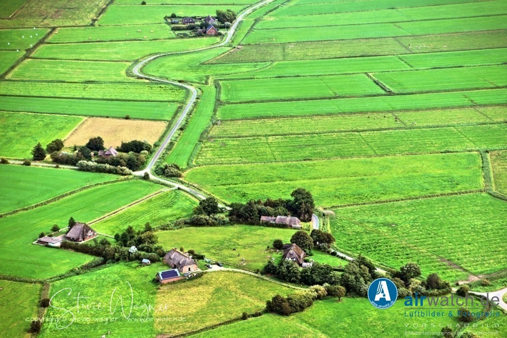 Luftbilder Hattstedtermarsch | Für Urlauber gibt es eine Vielzahl von Ferienwohnungen und Hotels in und um Hattstedtermarsch, die verschiedene Annehmlichkeiten bieten, wie z. B. Einkaufsmöglichkeiten, Badestellen und Ausflugsziele.