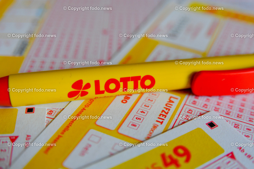 Lotto_ Lotterie_ 15.04.2025-5 | 15.04.2025, Deutschland, GER, Baden-Wuerttemberg im Bild Lotto, Lotterie, Lottoschein, Logo, 6 aus 49, Zahlenspiel, ankreuzen, Kugelschreiber, Stift, Zahlen, Kaestchen,  Gewinn, Gewinnzahlen, Einsatz, Ziehung, Jackpot, Themenbild, Feature, Symbolbild