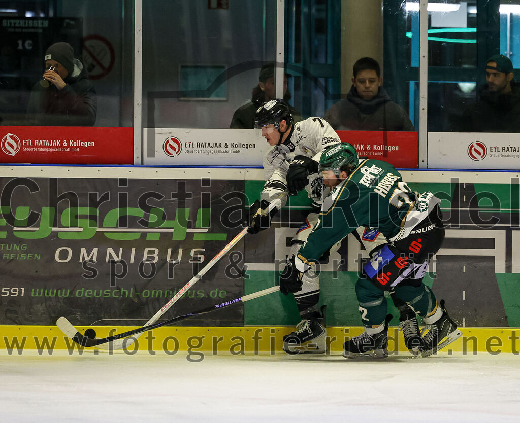 2025-11-25_119_TSV_Erding_gegen_EHF_Passau_Black_Hawks | Erding, Deutschland, 25.11.2025:Eishockey, Oberliga Süd 2025 / 2026, 20. Spieltag, TSV Erding gegen EHF Passau Black Hawks, Endergebnis: 2:3 n.V.Thomas Nuss (EHF Passau Black Hawks, #77), Grady Hobbs (Erding Gladiators, #22)Foto: Christian Riedel / fotografie-riedel.net