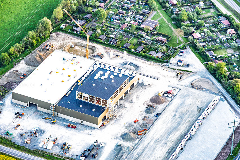 Luftbild: Neubaustelle der Firma Benkert Dachbegrünung GmbH & Co. KG zwischen der Prappacher Straße und dem Gewerbegebiet Godelstatt für Halle und Bürogebäude beim Kleingartenverein Hassfurt e.V. im Ortsteil Kleinaugsfeld in Haßfurt im Bundesland Bayern in Deutschland.Foto: IMG_155519.jpg vom 02.05.2026 durch Werner Riehm/FLY-FOTO.deAuflösung des Originals: 5814 x 3876 pxBenkert Dachbegrünung in Königsberg – Extensive und Intensive Dachbegrünung sowie Belagsarbeiten mit Holz und SteinKGV Hassfurt – Kleingartenverein Hassfurt e.V.