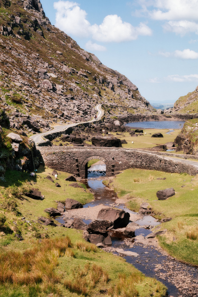 Gap of Dunloe | Eine schmale Straße schlängelt sich durch das enge Tal im Gap of Dunloe am Ring of Kerry - Realisiert mit Pictrs.com