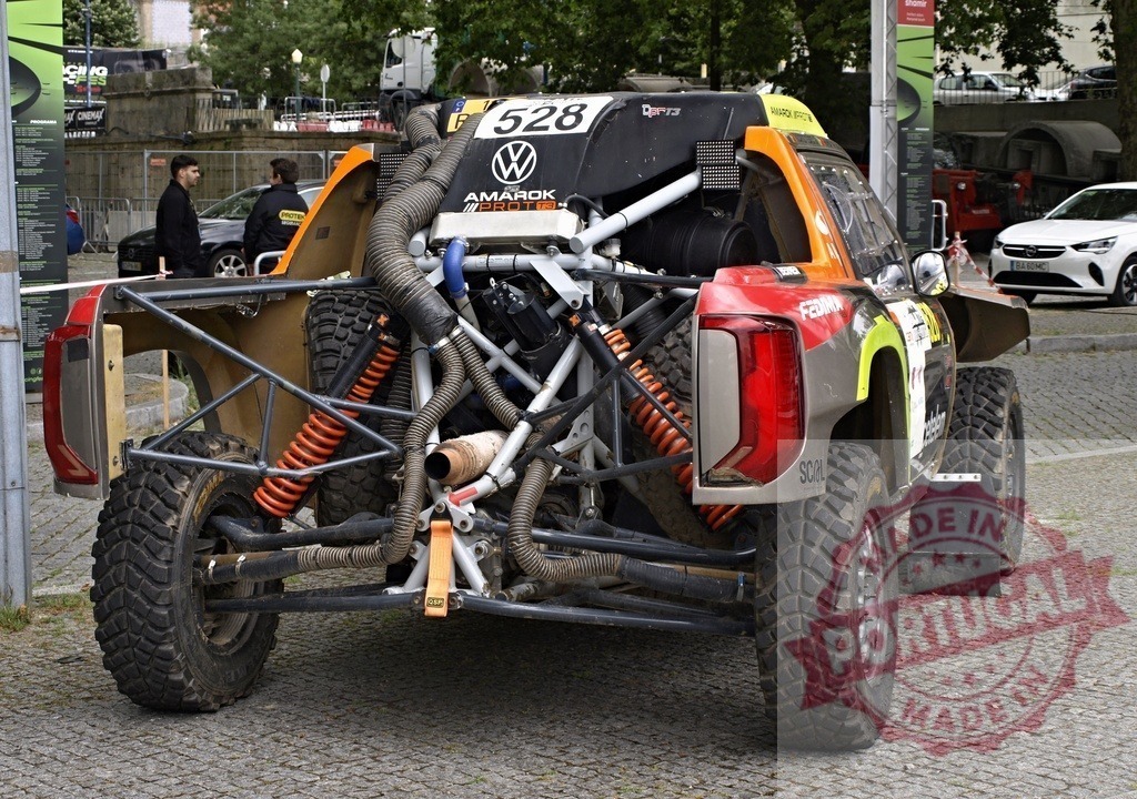 Volkswagen Amarok Proto 528 rally truck preparing for off-road race | Volkswagen Amarok Proto 528 racing truck with robust chassis and suspension system - Realisiert mit Pictrs.com