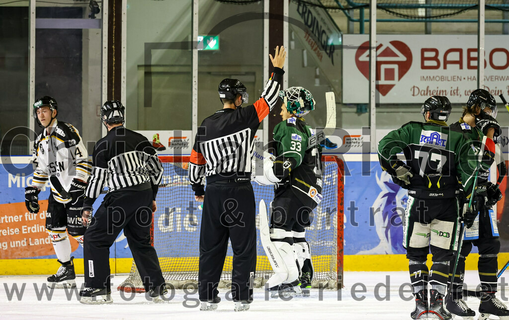 2022-09-23_076_TSV_Erding_gegen_EV_Fuessen | Erding, Deutschland, 23.09.2022:
Eishockey, Bayernliga 2022 / 2023, Testspiel, TSV Erding gegen EV Füssen, Endergebnis: 1:3

Leon Dalldush (EV Füssen, #14), Torwart Thomas Hingel (Erding Gladiators, #33), Philipp Michl (Erding Gladiators, #77)

Foto: Christian Riedel / fotografie-riedel.net