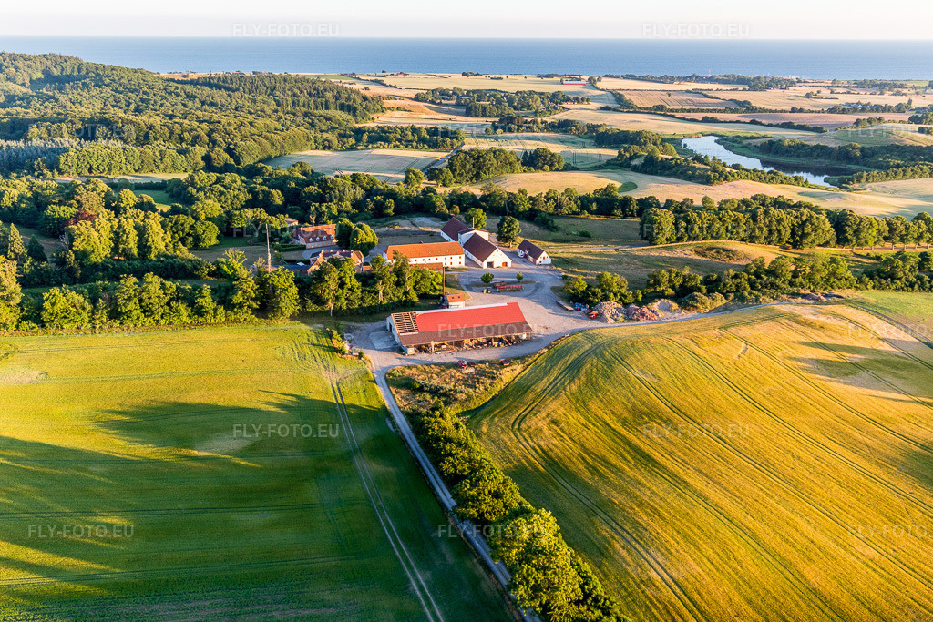 Vue aérienne: Klintholm Mon (DK), Dieux de Klintholm à Borre dans le département Sjaelland, Danemark. Photo: IMG_108715.jpg prise le 04/07/2018 par Werner Riehm/FLY-FOTO.euRésolution de l'original: 5272 x 3515 px