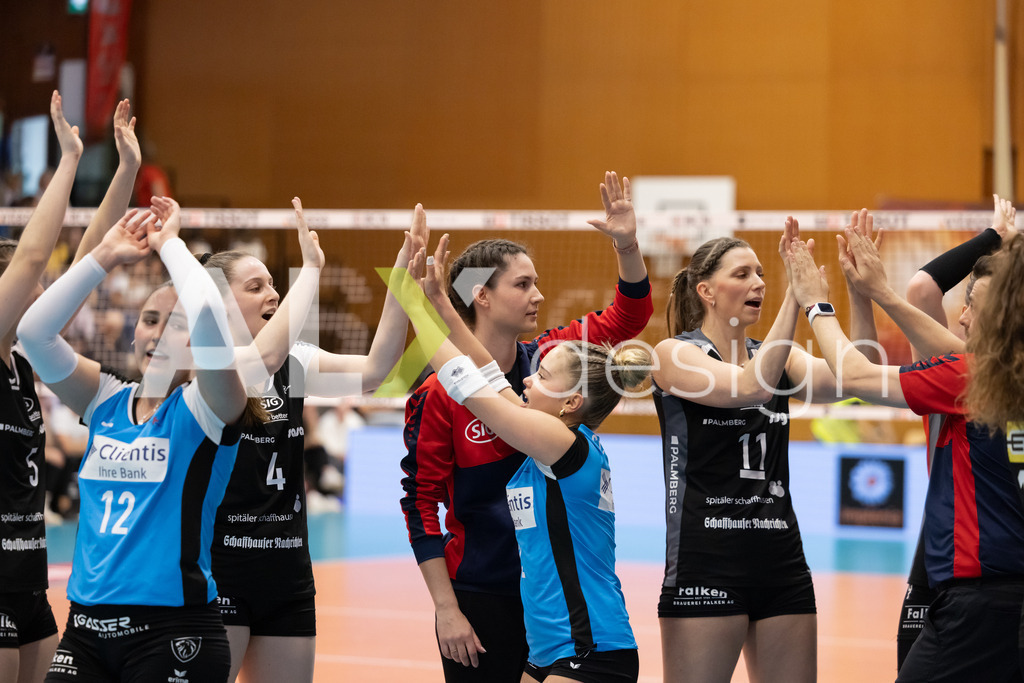 Volleyball I Frauen I Saison 2025-2026 I Volleyball NLA | Women I  Playoffs Finals 1/5 I viteos NUC - VC Kanti Schaffhausen I 06.04.2026 | VC Kanti Schaffhausen - Spielerinnenkreis - Realisiert mit Pictrs.com