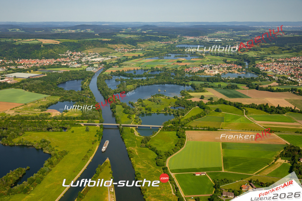 Das Luftbild zeigt Mainaue Knetzgau - Die Luftaufnahme wurde 2023 vom UL-Flugzeug aus erstellt ( keine Drohne ) - Hochauflösende Luftaufnahme - Für grossformatige Ausdrucke geeignet. Die Geschenkidee !Mit Lizenz und Bildrechte bestellbar