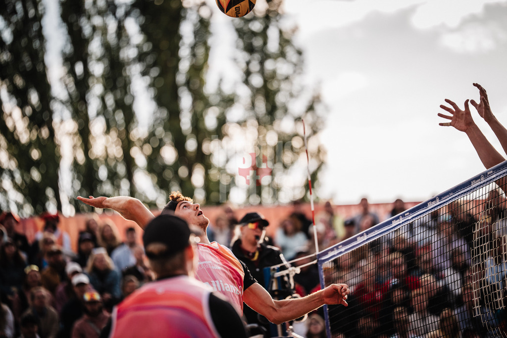Beachvolleyball | Männer | Allianz German Beach Tour 2025 | Tourstop Berlin | 24.08.2025 | Max Just beim Angriff