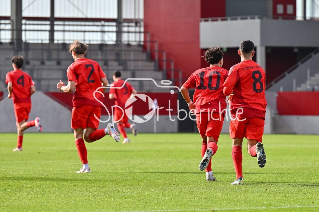 FC Bayern München U19 - SpVgg Unterhaching U19 | Jubel der Bayern Spieler nach dem Ausgleich zum 1-1 durch Felipe CHAVEZ (FC Bayern München U19 #8) / Freude / Happy / Tor / Torschuezte