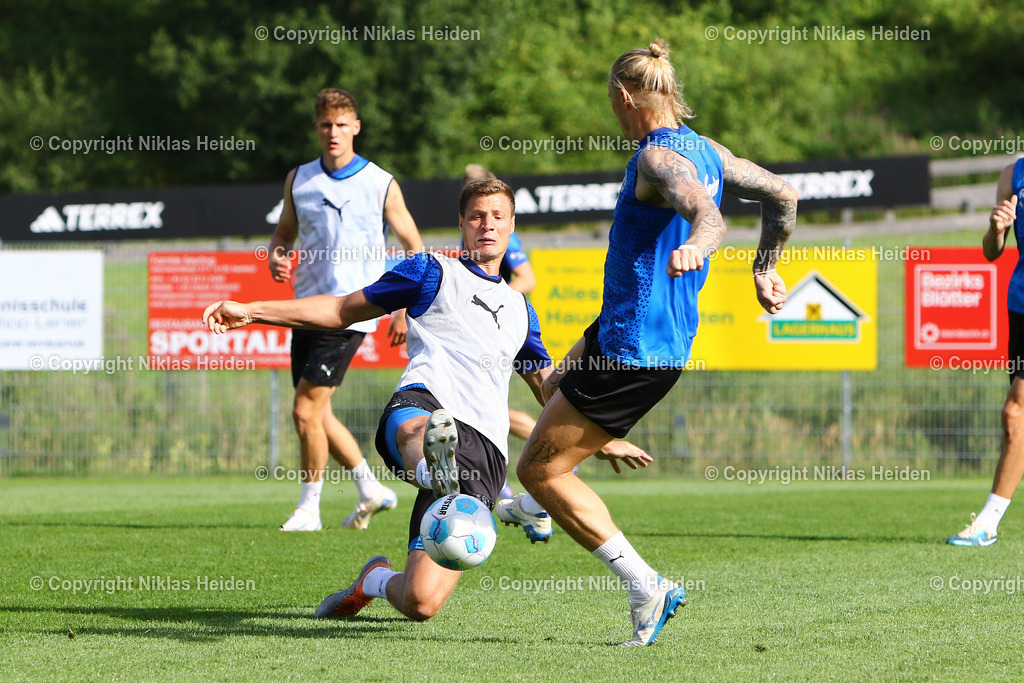 NH_HolsteinKiel_Trainingslager_Oesterreich_Training_31072024 | #4 Patrick Erras und #15 Marvin Schulz (Holstein Kiel)Fußball I Herren I Training I Saison 2024-2025 I Holstein Kiel I Trainingslager Seefeld (Österreich) I 31.07.2024 I Seefeld Sports Arena