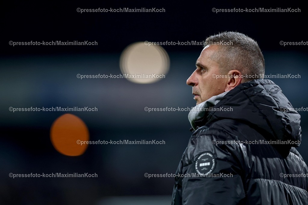 FKo26022601030 | 26.02.2026, Fußball, Landespokal Mittelrhein, SC Fortuna Köln - TSV Alemannia Aachen, Südstadion, Viertelfinale Bitburger-Pokal, Saison 2025 2026: Cheftrainer Mersad Selimbegovic  (Alemannia Aachen #hc) gestikulierend am Spielfeldrand   DFB regulations prohibit any use of photographs as image sequences and or quasi-video.
