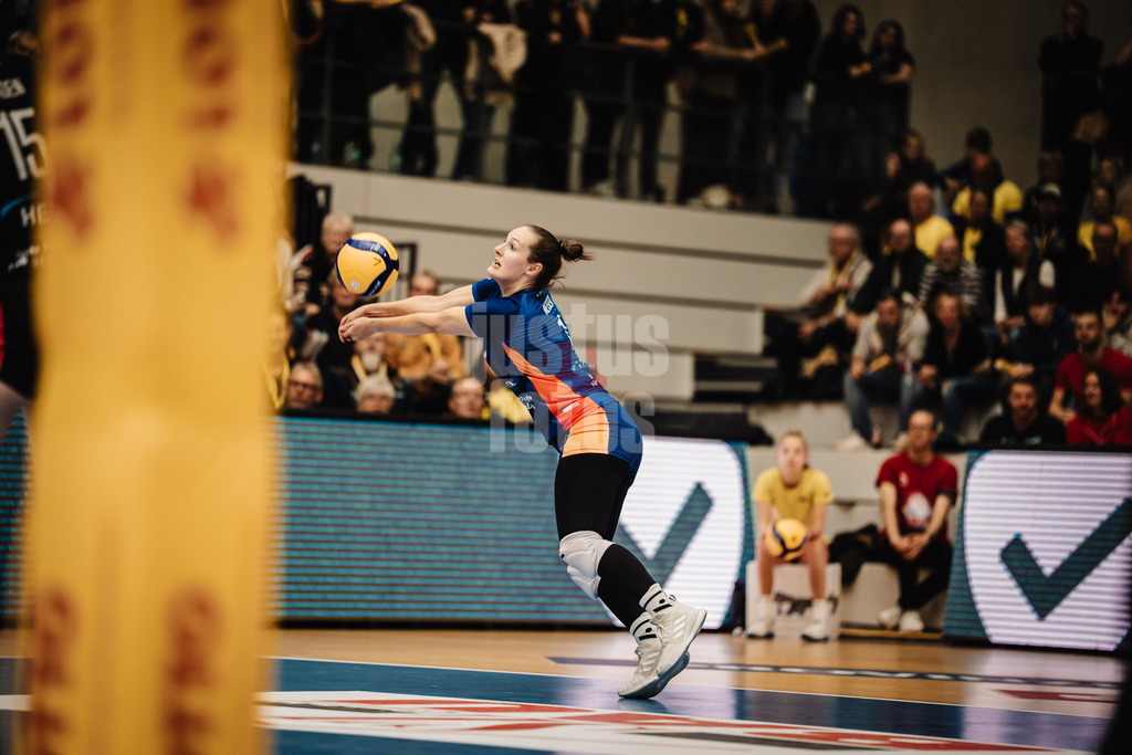 Volleyball | Frauen | Saison 2025/2026 | Volleyball Bundesliga | SSC Palmberg Schwerin vs. ETV Hamburger Volksbank Volleys | 18.10.2025 | Jana-Marie Meiser (#1, ETV Hamburger Volksbank Volleys) spielt den Ball