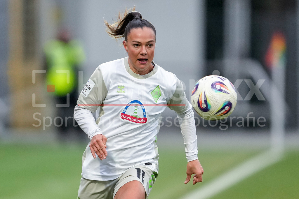 Fussball, Google Pixel Frauen-Bundesliga, TSG 1899 Hoffenheim - SV Werder Bremen | Maja Sternad (Werder, 11), am Ball, Einzelbild, Einzelfoto, Aktion, Action, 01.02.2026, Sinsheim (Hoffenheim)  (Deutschland), Fussball, Google Pixel Frauen-Bundesliga, TSG 1899 Hoffenheim - SV Werder Bremen, DFB/DFL REGULATIONS PROHIBIT ANY USE OF PHOTOGRAPHS AS IMAGE SEQUENCES AND/OR QUASI-VIDEO., DIE DFB-RICHTLINIEN UNTERSAGEN JEGLICHE NUTZUNG VON FOTOS ALS SEQUENZBILDER UND/ODER VIDEOÄHNLICHE FOTOSTRECKEN. DFB REGULATIONS PROHIBIT ANY USE OF PHOTOGRAPHS AS IMAGE SEQUENCES AND/OR QUASI-VIDEO.