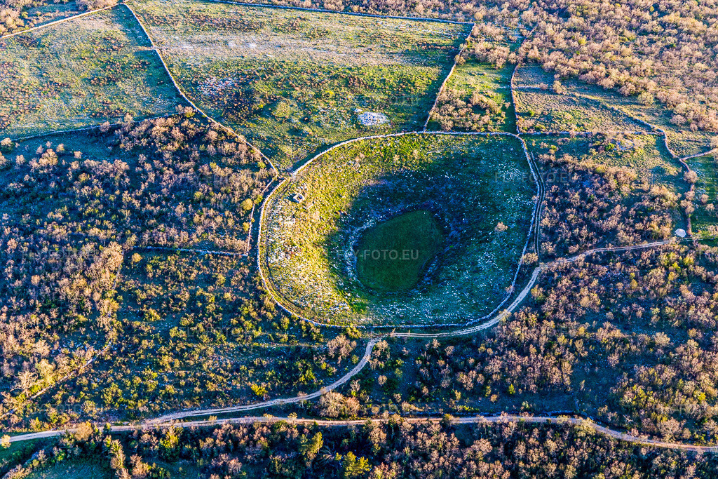 Vue aérienne: Paysage de cratère d'un gouffre karstique avec des ruines romaines à Selina en Istrie - Istarska zupanija à le quartier Frnjolići in Sveti Lovreč dans le département Gespanschaft Istrien, Croatie. Photo: IMG_106131.jpg prise le 13/04/2018 par Werner Riehm/FLY-FOTO.eu – Résolution de l'original: 5472 x 3648 px