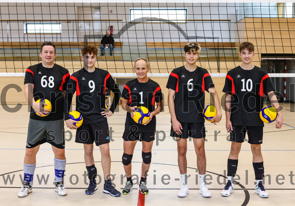 2021-11-27_005_TuS_Oberding_II_gegen_MTV_1881_Ingolstadt_III | Oberding, Deutschland, 27.11.2021:
Volleyball, Kreisliga 2021 / 2022, 5. Spieltag, TuS Oberding II gegen MTV 1881 Ingolstadt III, Endergebnis: 3:2

Thomas Forster (TuS Oberding, #68), Hayden Lorenz (TuS Oberding, #9), Andreas Ruß (TuS Oberding, #1), Nicolas Barbona (TuS Oberding, #6), Christian Tiru (TuS Oberding, #10)

Foto: Christian Riedel / fotografie-riedel.net