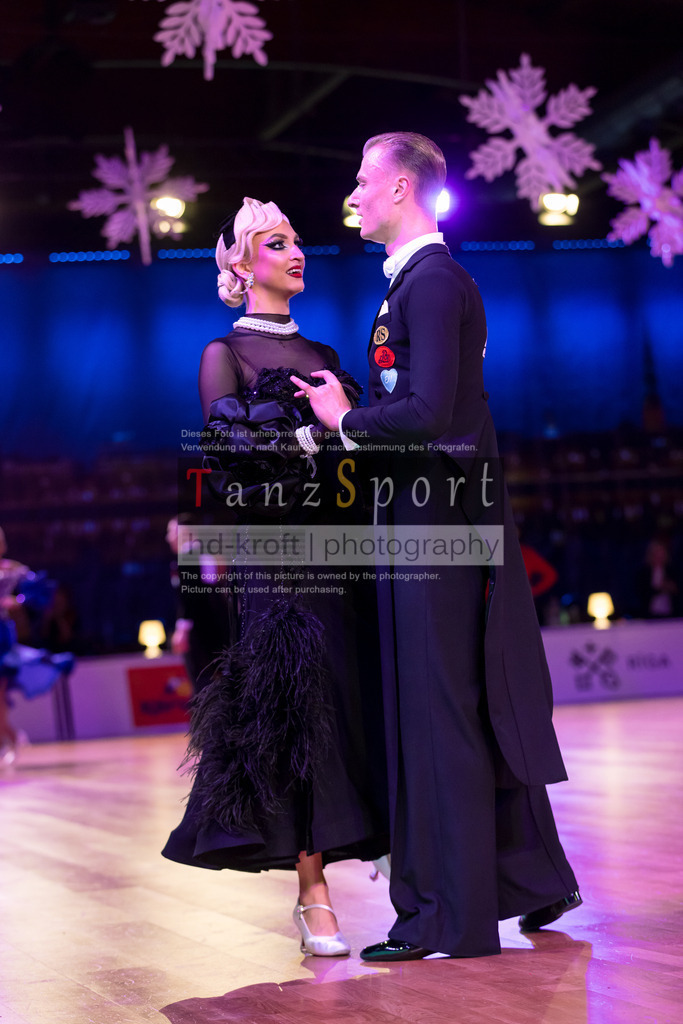 20241215_WDSF_Int_Open_Std-Riga-9975 | Tanzsportbilder, Standardtanz, Lateintanz, WDSF, DTV, LTVB, dancecomp, goc, hessen tanzt, blaues band der spree, walzer, tango, wiener walzer, slowfox, quickstepp, samba, rumba, cha-cha-cha, paso doble. jive, hd-kroft photography, turniertanzsport