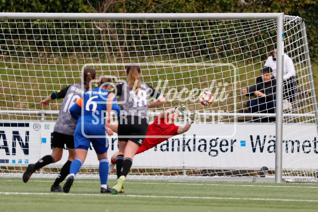 Fußball I Frauen I Saison 2025-2026 I Oberliga Niedersachsen I 16. Spieltag I BW Hollage - TuS Büppel I 15.03.2026-90 | Lena Wilkens (1, TuS Büppel) hält einen weiteren Strafstoß im Spiel. - Realisiert mit Pictrs.com