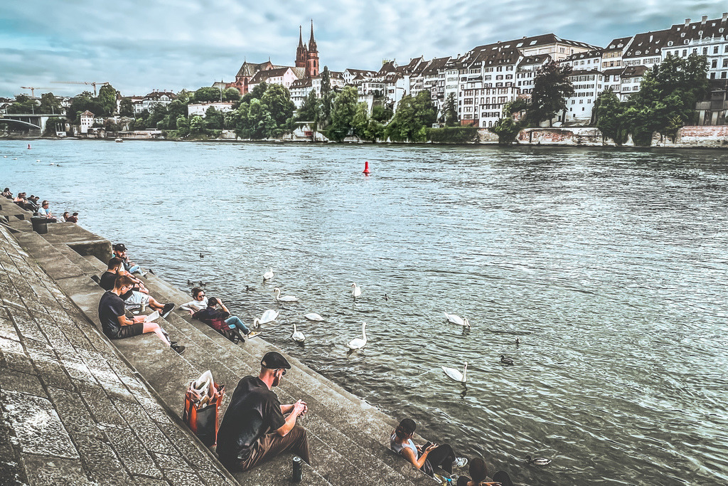Zusammensitzen am Kleinbasler Rheinufer | Schöne Fotografien aus der Stadt und der Natur zum bestellen oder selber hochladen. Druck auf Foto, Postkarte, Kalender, FineArt Hahnemühle, Alu-Dibond , Akustikbilder zur Absorption von Schall und Lärm etc. - Realisiert mit Pictrs.com