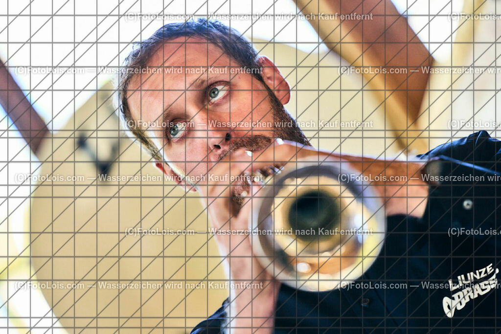 ALP1575_TdoA-NOe_SteinSkulpturen_Teuretzbacher Manuel | (C)FotoLois.com, Alois Spandl, NÖ-Tage der offenen Ateliers, STEINSKULPTUREN von Maria HEINRICH, präsentiert im rothschild'schen Glassalon - am Sonntag mit musikalischer Untermalung von LIUNZE BRASS - sozusagen 'Das klingende offene Atelier der Steinskulpturen' in Langau/Maierhöfen, So 16. Oktober 2022.