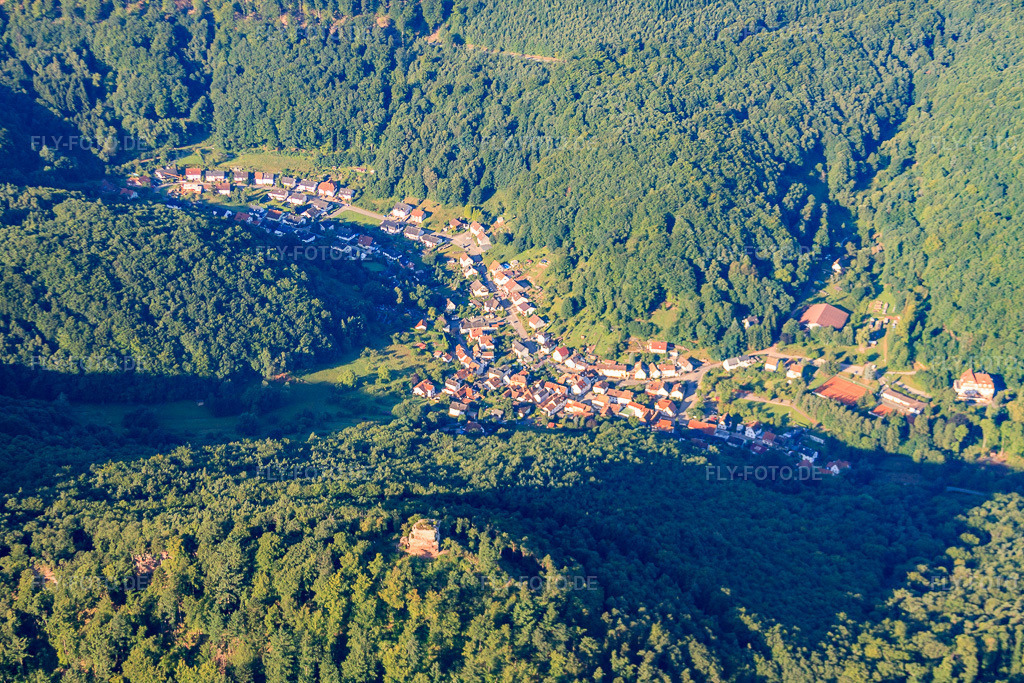 Luftbild: Blick aus Osten von der Ruine Münz ins Dorf im Ortsteil Bindersbach in Annweiler im Bundesland Rheinland-Pfalz in Deutschland. Foto: IMG_30954.jpg vom 07.08.2010 durch Werner Riehm/FLY-FOTO.de