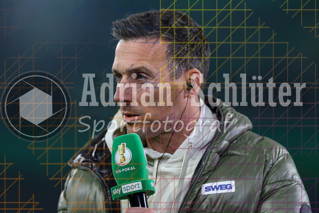 Borussia Mönchengladbach vs Karlsruher SC - DFB-Pokal 2. Runde | Mönchengladbach, Deutschland, 28.10.25:   Trainer Christian Eichner schaut im Interview waehrend des Spiels der DFB-Pokal 2. Runde zwischen Borussia Mönchengladbach vs Karlsruher SC im Stadion im Borussia Park(Foto von Brauer-Fotoagentur / Adrian Schlueter)