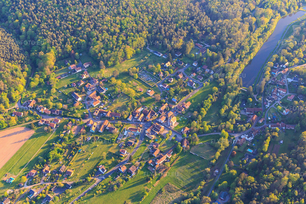 Vue aérienne: Vue d'un village avec un étang à poissons dans la vallée de Meisenbach, dans les Vosges du Nord, depuis le nord-est. à Sparsbach dans le département Bas Rhin, France. Photo: IMG_145828.jpg prise le 30/04/2025 par Werner Riehm/FLY-FOTO.eu – Résolution de l'original: 5472 x 3648 px
