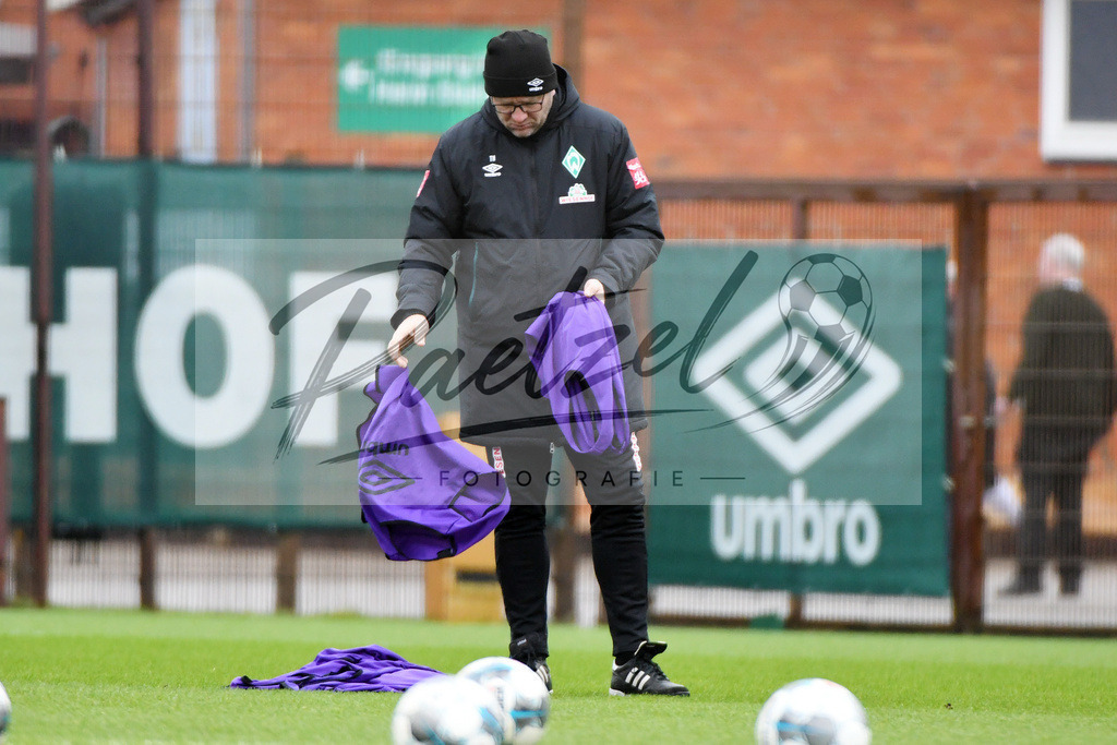 20200227_TRASVW_0027 | Fussball, Herren: Co-Trainer Thomas Horsch (SV Werder Bremen) schaut waehrend der Trainingseinheit des SV Werder Bremen auf dem Trainingsplatz am wohninvest Weserstadion am 27.02.2020 in Bremen, Deutschland. - Realisiert mit Pictrs.com