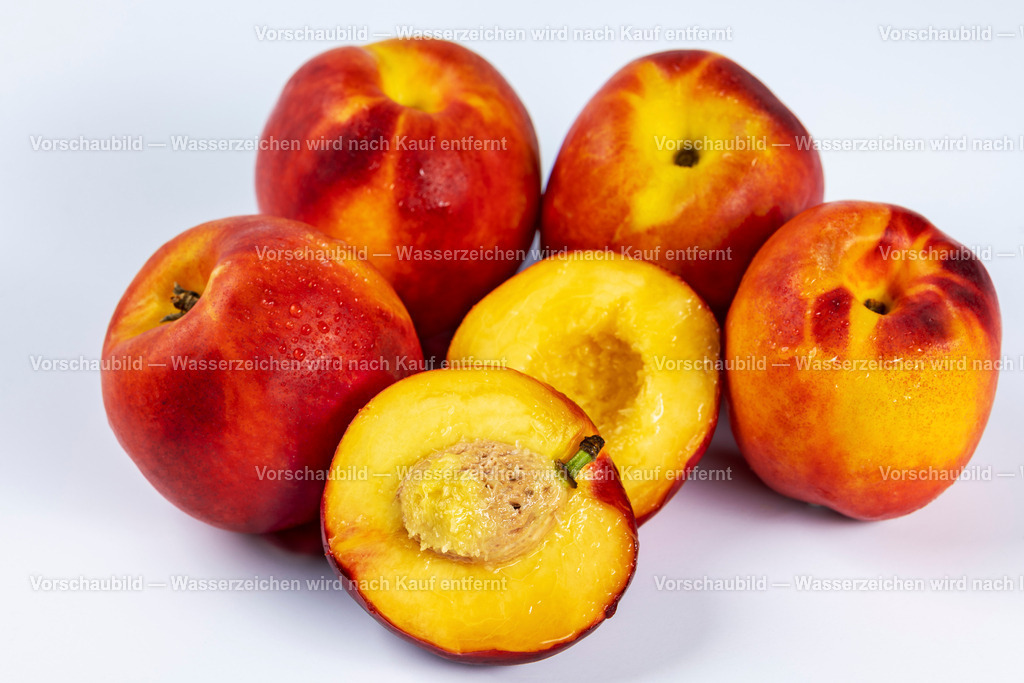 mehrere, frische Nektarinen umrahmen eine aufgeschnittene Nektarine | mehrere, frische Nektarinen umrahmen eine aufgeschnittene Nektarine. Produktfotografie - Realisiert mit Pictrs.com