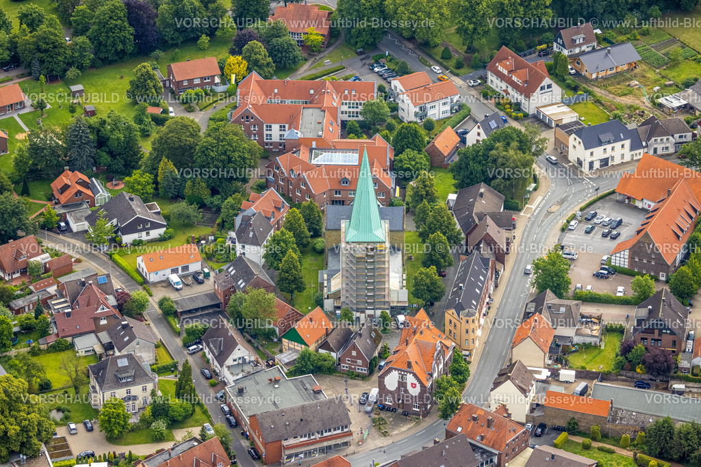 Hamm220602349 | Luftbild, Kirchturm Renovierung  der kath. Kirche St. Regina, Rhynern, Hamm, Ruhrgebiet, Nordrhein-Westfalen, Deutschland