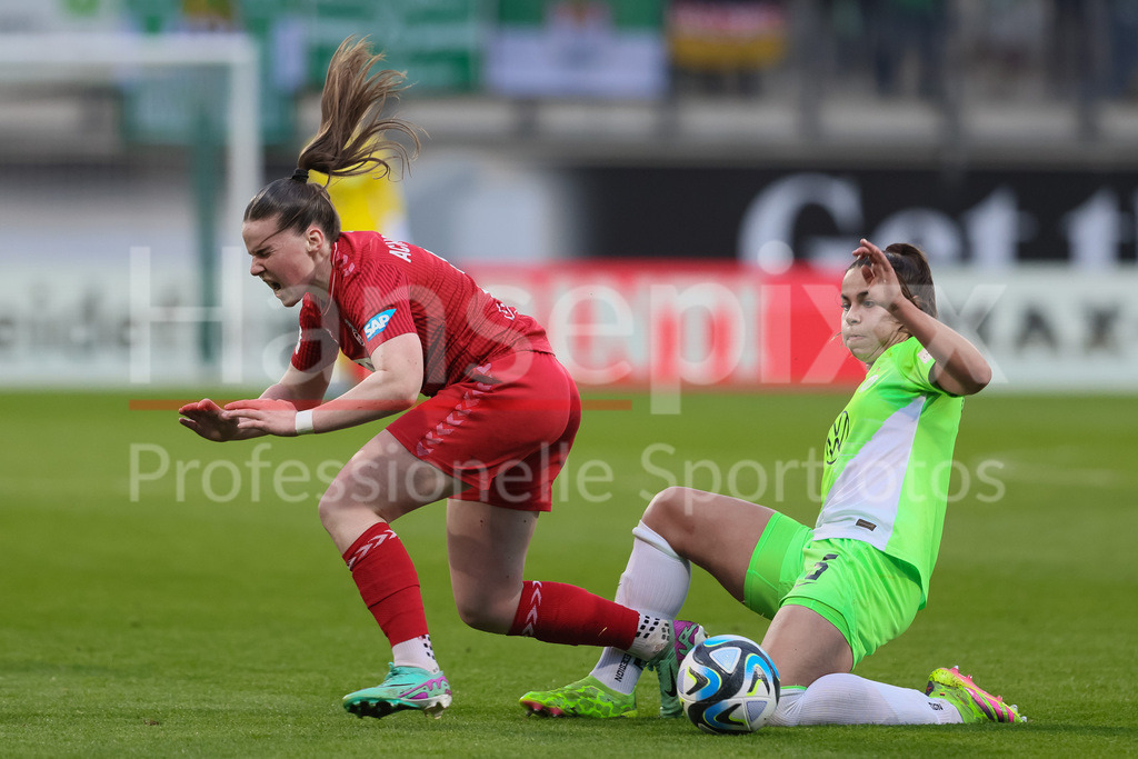 Fussball, Google Pixel Frauen-Bundesliga, VfL Wolfsburg - 1. FC Köln | v.li.: Adriana Achcinska (1. FC Köln, 9) und Lena Oberdorf (VfL Wolfsburg, 5) im Zweikampf, Duell, Dynamik, Aktion, Action, Spielszene, DIE DFB-RICHTLINIEN UNTERSAGEN JEGLICHE NUTZUNG VON FOTOS ALS SEQUENZBILDER UND/ODER VIDEOÄHNLICHE FOTOSTRECKEN. DFB REGULATIONS PROHIBIT ANY USE OF PHOTOGRAPHS AS IMAGE SEQUENCES AND/OR QUASI-VIDEO.