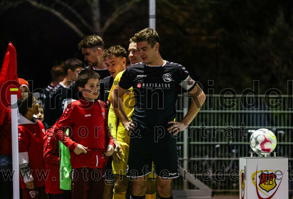 2023-10-27_012_VfB_Hallbergmoos_gegen_FC_Schwaig | Hallbergmoos, Deutschland, 27.10.2023:
Fußball, Landesliga Südost 2023 / 2024, 18. Spieltag, VfB Hallbergmoos gegen FC Schwaig, Endergebnis: 2:3

Raffael Ascher (FC Schwaig, #9)

Foto: Christian Riedel / fotografie-riedel.net