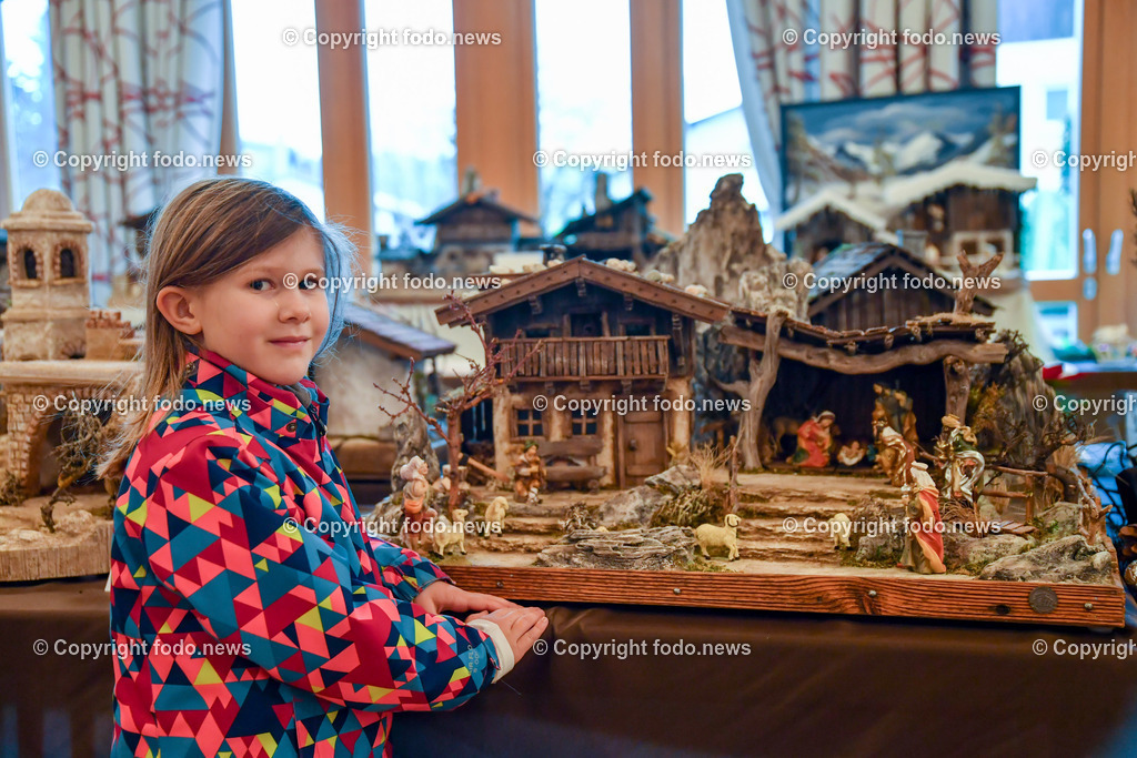 Krippenweg Geboltskirchen_ 06.12.2022-11 | 06.12.2022, Geboltskirchen, AUT, Krippenweg, im Bild Valentina Kumpfmueller (6) bestaunt eine Krippe in der Krippenausstellung