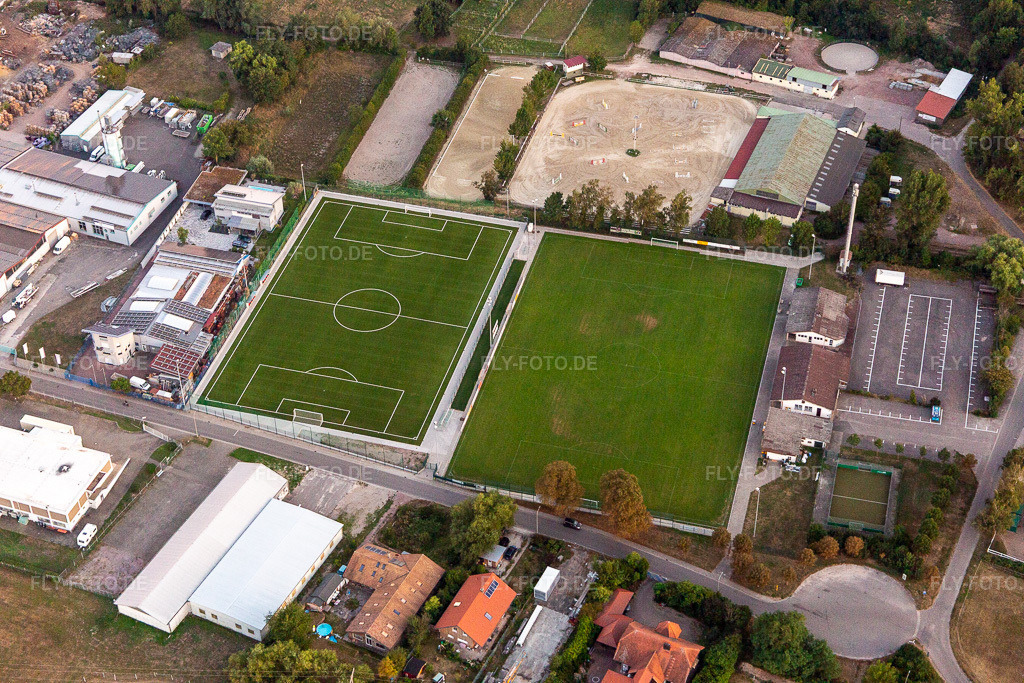 Luftbild: TSV Fortuna im Ortsteil Billigheim in Billigheim-Ingenheim im Bundesland Rheinland-Pfalz in Deutschland. Foto: IMG_122339.jpg vom 15.08.2020 durch Werner Riehm/FLY-FOTO.de