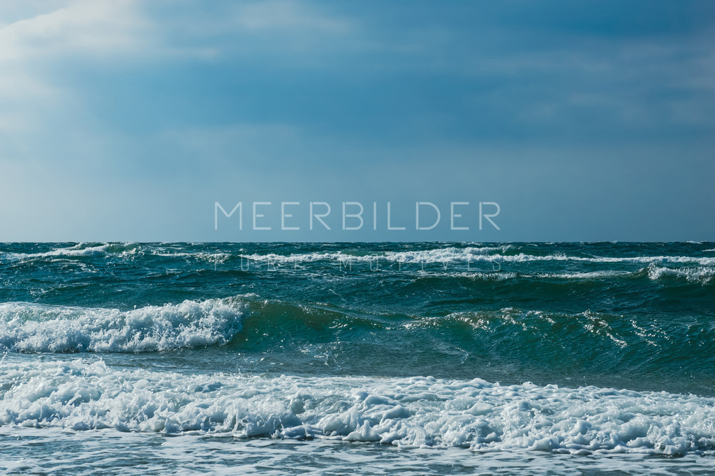 Meer, Wellen und Weite // Ostseebilder | Gestalten Sie Ihr Zuhause mit einzigartigen Bildern von Ostsee u. Nordsee – als Leinwandbild, Acryl, Alu-Dibond oder FineArt Hahnemühle, individuell anpassbar.
