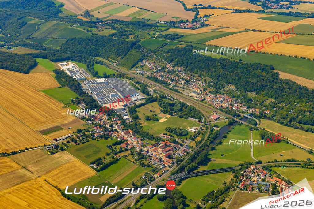Neue Luftbildaufnahme der Stadt Großheringen - Das Luftbild wurde 2025 vom UL-Flugzeug heraus erstellt ( keine Drohnenaufnahme ) - Hochauflösende Luftaufnahme - für Wandbilder und großformatige Ausdrucke geeignet. Das besondere Geschenk!Hier alle&nbsp;Infos zur Lizenzierung der LuftaufnahmeWir fliegen auch dieses Jahr wieder in Ihre Region um Luftbilder zu erstellen.- Luftbild anfragen