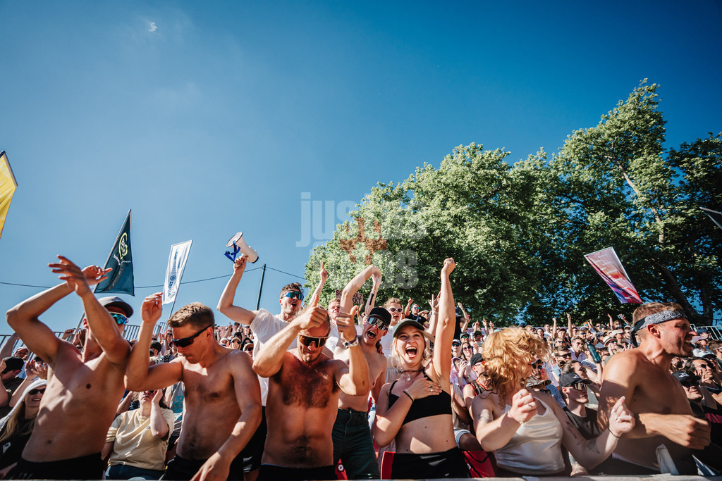 Beachvolleyball | Frauen | Allianz German Beach Tour 2025 | Tourstop Düsseldorf | 11.05.2025 | Die 'Fraktion Bräune' feiert Zuschauer
