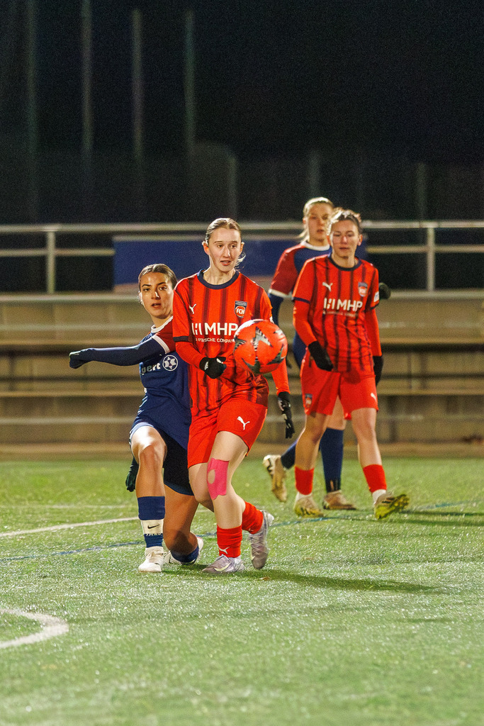 FCHFCE_251121_0446 | 1.FC Heidenheim 1846 II vs. FC Ellwangen II, Fußball, Frauen, Bezirksliga, 2025/2026, 10. Spieltag, 22.11.2025 in Heidenheim, Kunstrasen b. Voith-Arena West, Flutlichtspiel(Foto: Michael Bulling) - Realisiert mit Pictrs.com