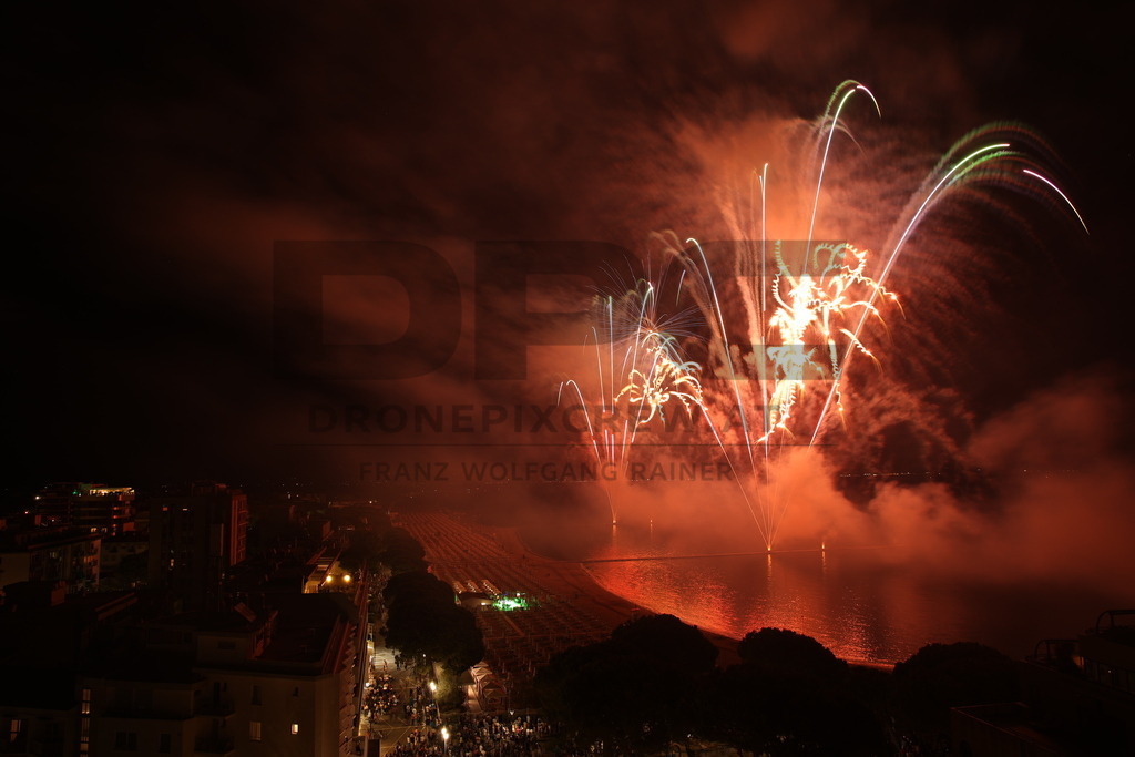 Ferragosto Fireworks in Grado, Italy | GRADO, ITALY, 15.AUG.26 - FIREWORKS - Ferragosto fireworks over the Adriatic Sea in Grado, Italy. Colorful fireworks light up the night sky above the beach, coastline and waterfront during the traditional summer celebration. - Realisiert mit Pictrs.com