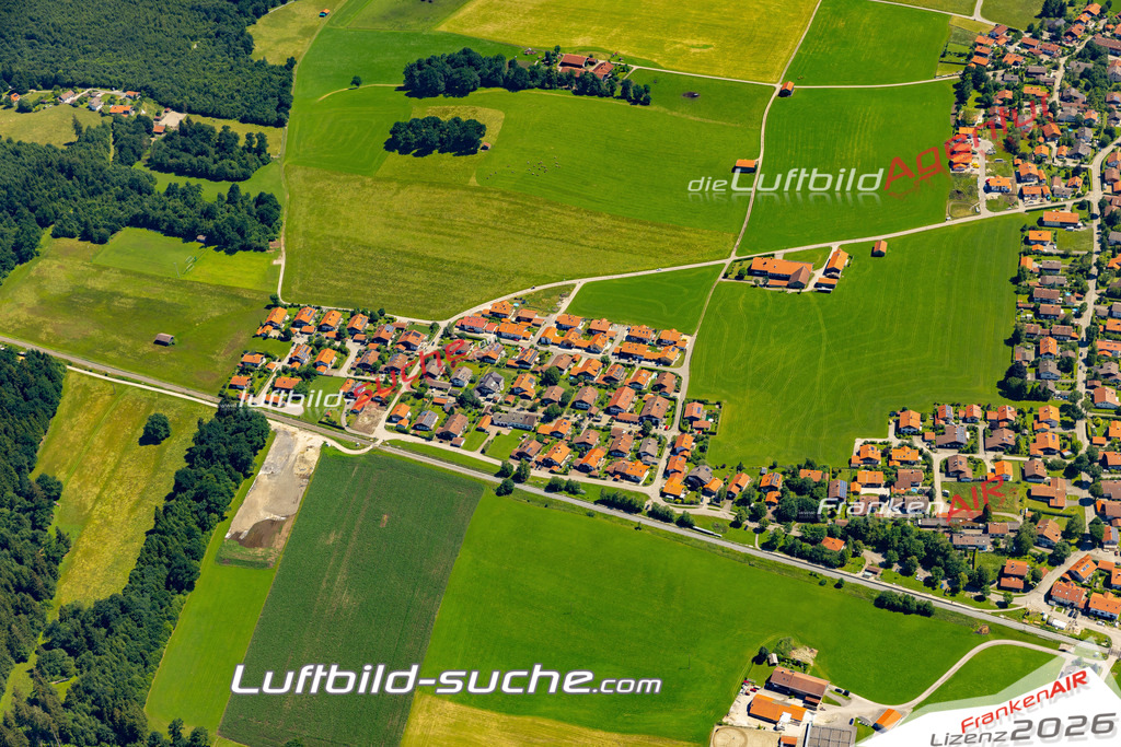 Aktuelles Luftbild von  Reichersbeuern - Die Luftaufnahme wurde 2022 mittels UL-Flugzeug erstellt ( keine Drohne ) - hochauflösende Kamera-Systeme von  Canon -Beste Qualität - Für grossformatige Ausdrucke geeignet. Die Geschenkidee !