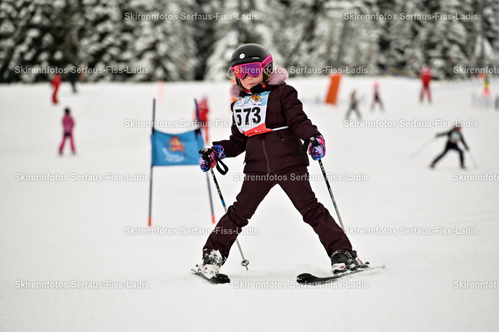 SRF_20.02.2026_0520 | Skirennfotos,Serfaus,Fiss,Ladis,Kinderskirennen,Winter,Tirol,Oberland,skirace,SFL,feelfree,weil wir's genießen,ski,Ski,skifahren,Sonnenplateau, - Realisiert mit Pictrs.com