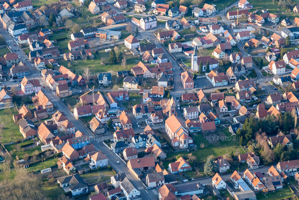 Vue aérienne: Grand Rue à Gundershoffen dans le département Bas Rhin, France. Photo: IMG_104965.jpg prise le 21/03/2018 par Werner Riehm/FLY-FOTO.euRésolution de l'original: 5472 x 3648 px