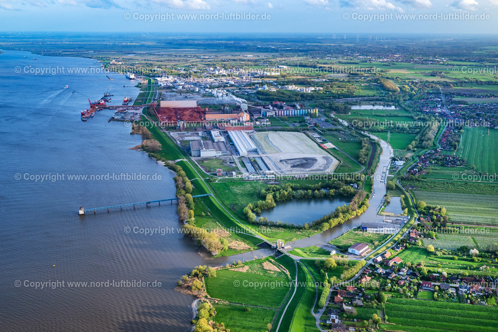 Stade_Bützfleth_Aos_ELS_1555140424 | STADE 20.04.2024 Hafenanlage Stader Seehafen AOS am Bützflether Sand in Bützfleth im Bundesland Niedersachsen, Deutschland. Weiterführende Informationen bei: Dow Deutschland Anlagengesellschaft mbH. // Stader Seehafen Refinery equipment and management systems on the factory premises of the mineral oil manufacturers of Dow Deutschlond Anlagengesellschaft mbH in Buetzfleth in the state Lower Saxony, Germany. Further information at: Dow Deutschland Anlagengesellschaft mbH. Foto: Martin Elsen